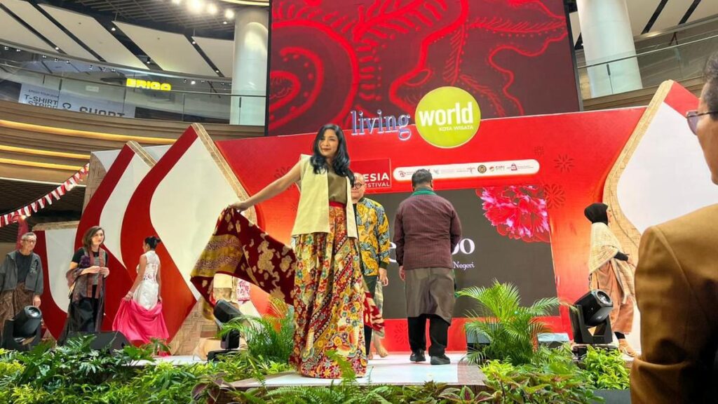 Aksi CEO di Catwalk Resmi Tutup Festival Belanja Indonesia 2024