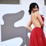 Jenna Ortega Tampil Memukau dengan Gaun Merah Transparan di Festival Film Venesia