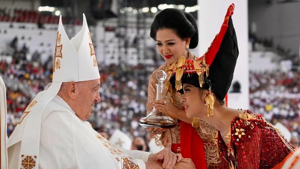 3 Berita Teratas Hari Ini: Makna Pakaian Adat Karo yang Dikenakan Lyodra Ginting Saat Misa Paus Fransiskus di GBK