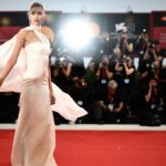 Tampil di Festival Film Venesia, Stella Maxwell Tampil Cantik dalam Gaun Putih Ringan dan Anggun