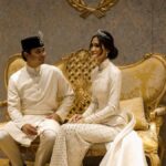 Busana pengantin Tengku Natasya Adnan saat menikah dengan pangeran Malaysia dipadukan dengan kain songket rancangan Hian Tjen