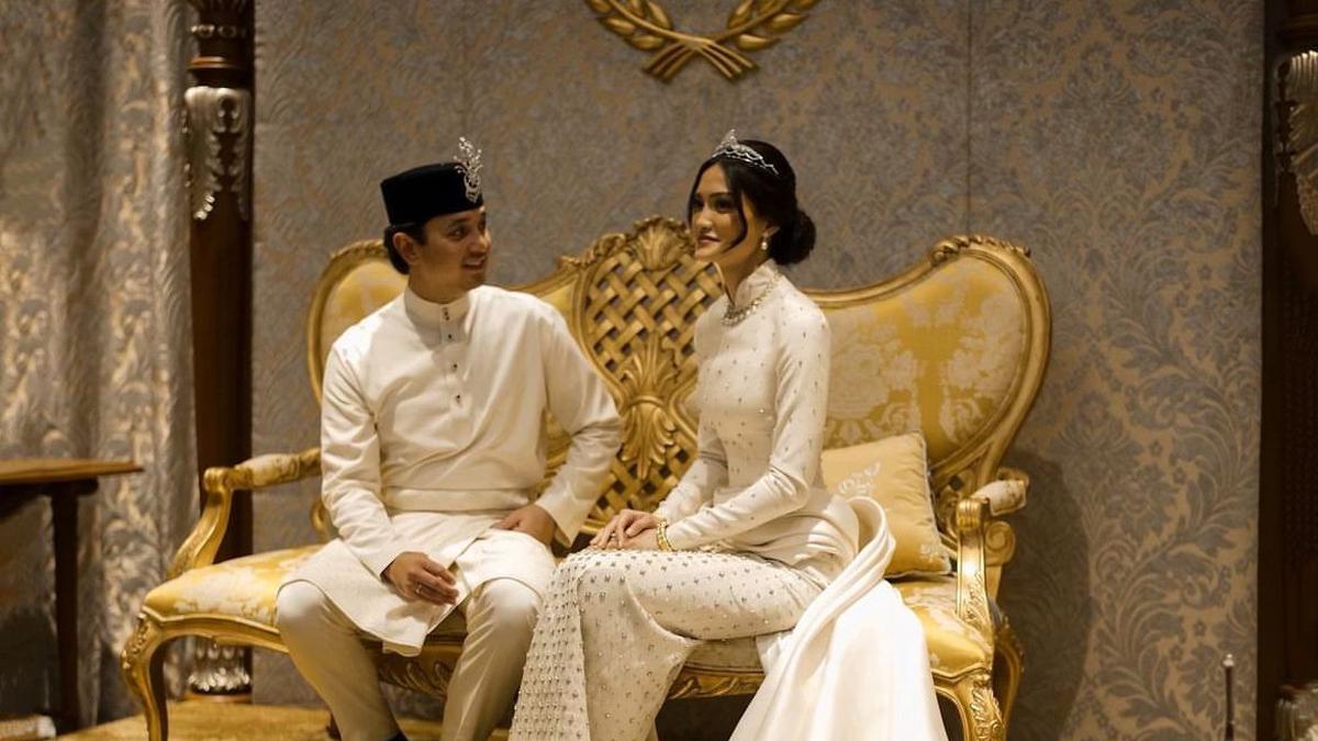 Busana pengantin Tengku Natasya Adnan saat menikah dengan pangeran Malaysia dipadukan dengan kain songket rancangan Hian Tjen