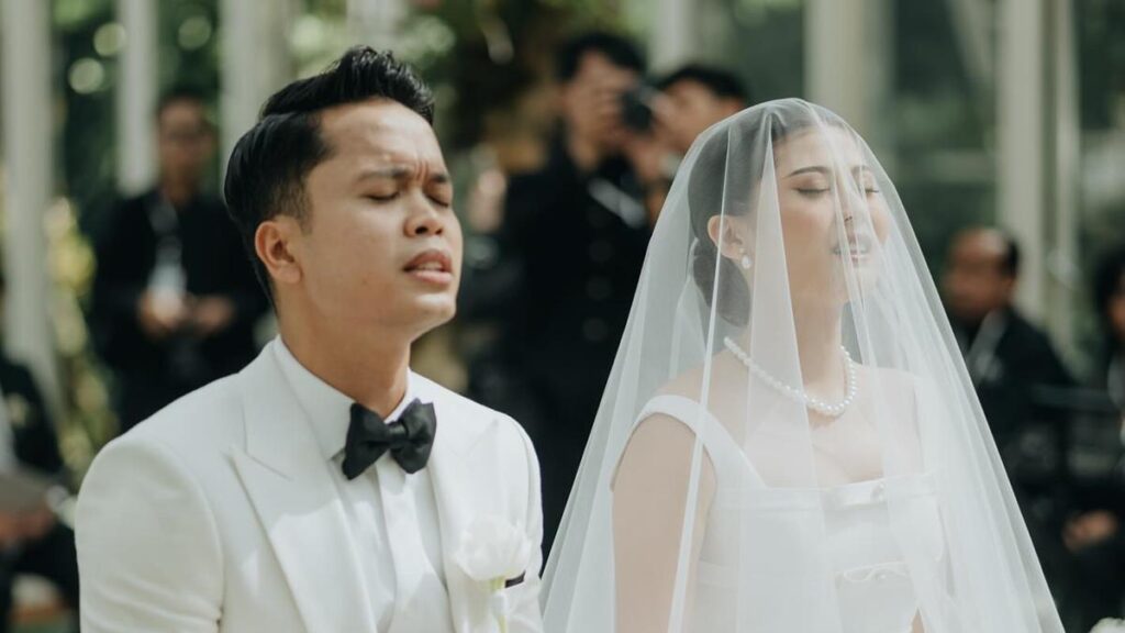 Detail Gaun Pengantin Mitzi Abigail yang Sederhana Namun Mahal Saat Menikah dengan Anthony Ginting