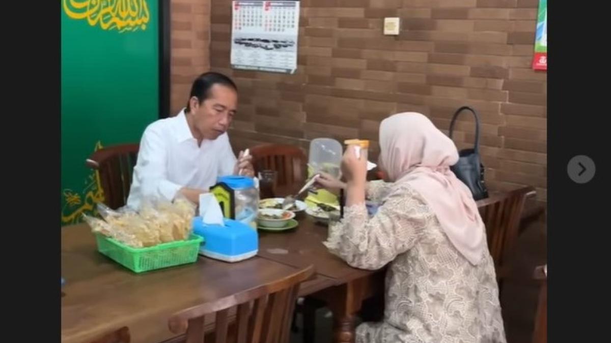 Hari kedua pensiun, Jokowi asyik makan di Warung Soto bersama Iriana