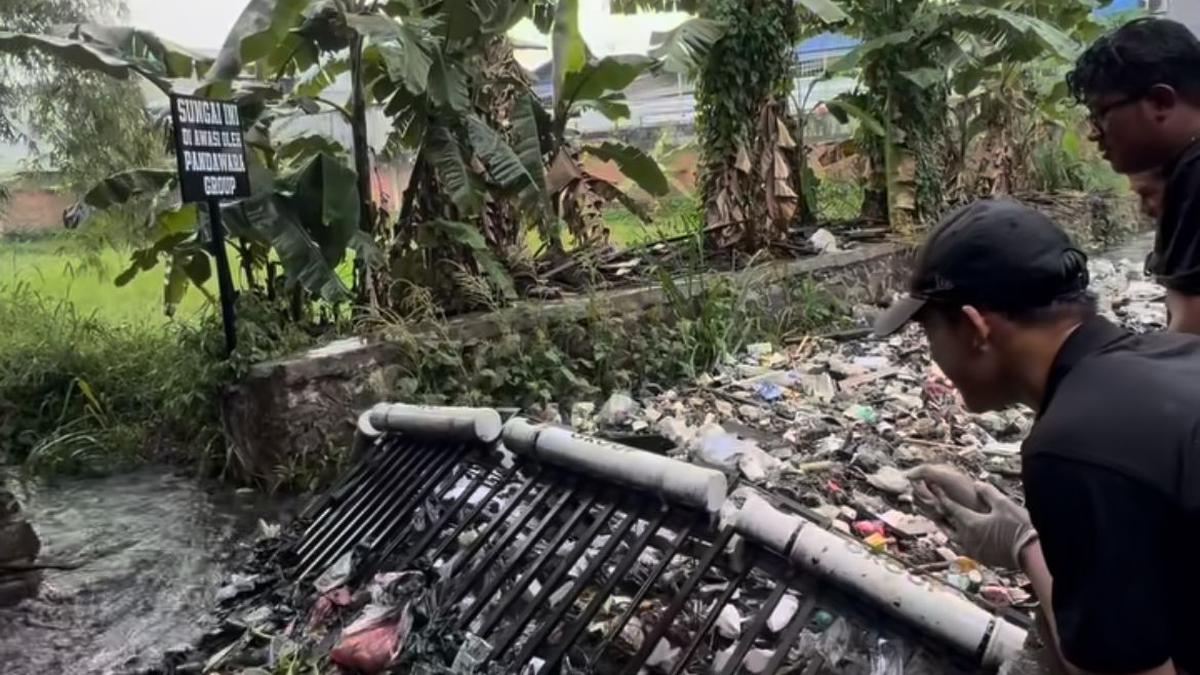 Kelompok Pandawara Nyaris Terhanyut Bersama Sampah Karena Penghalang Sampah Jebol