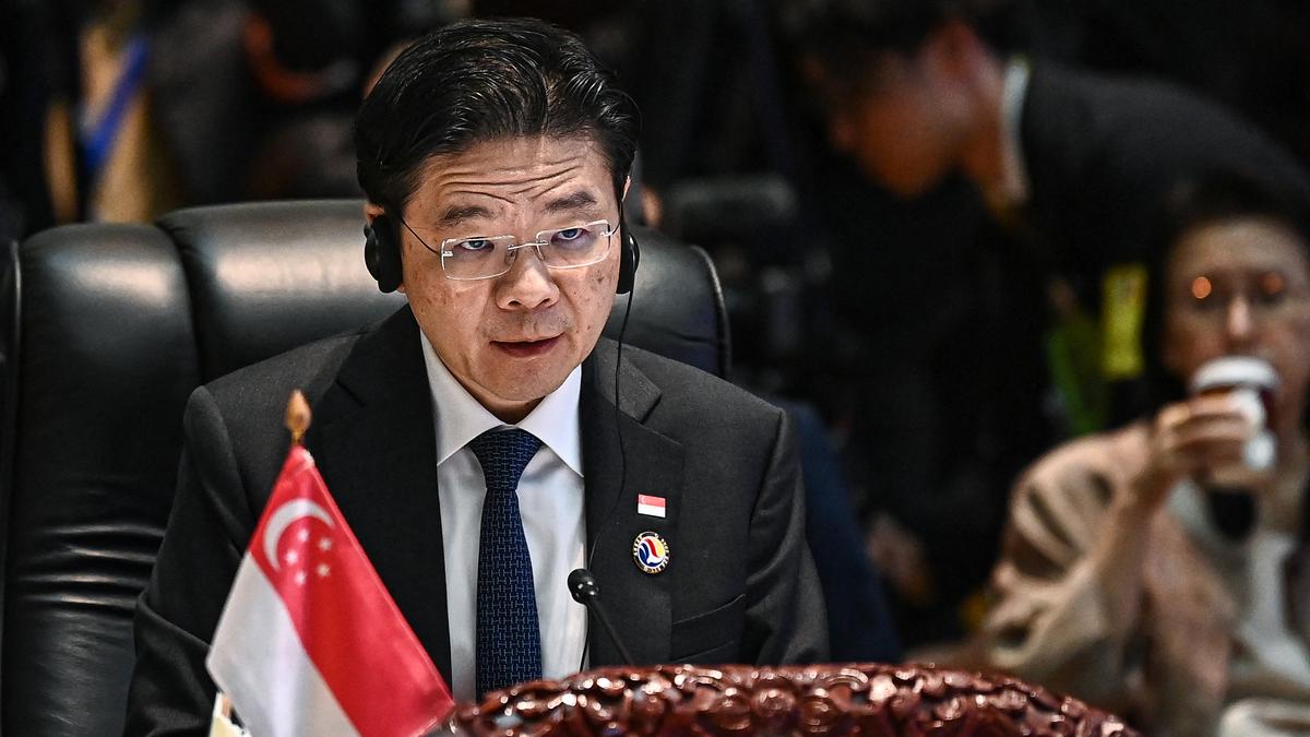 PM Singapura Lawrence Wong pulang kampung dengan pesawat kelas ekonomi dari Laos