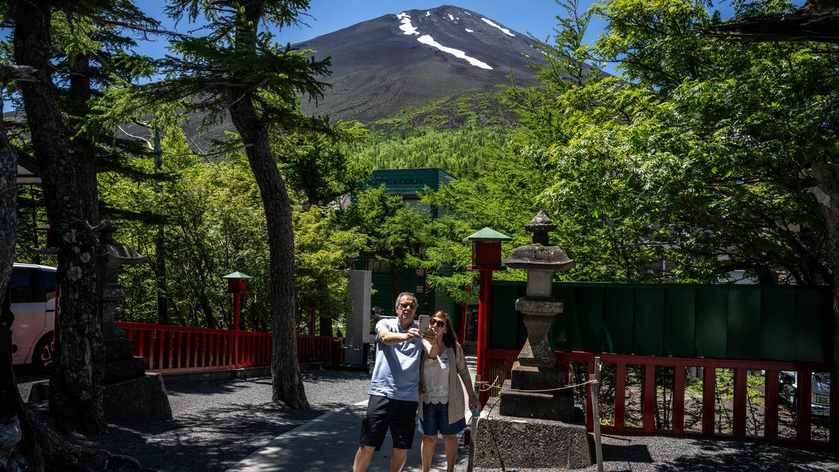 Salju di Gunung Fuji Terlambat, Sektor Pariwisata Jepang Terancam?