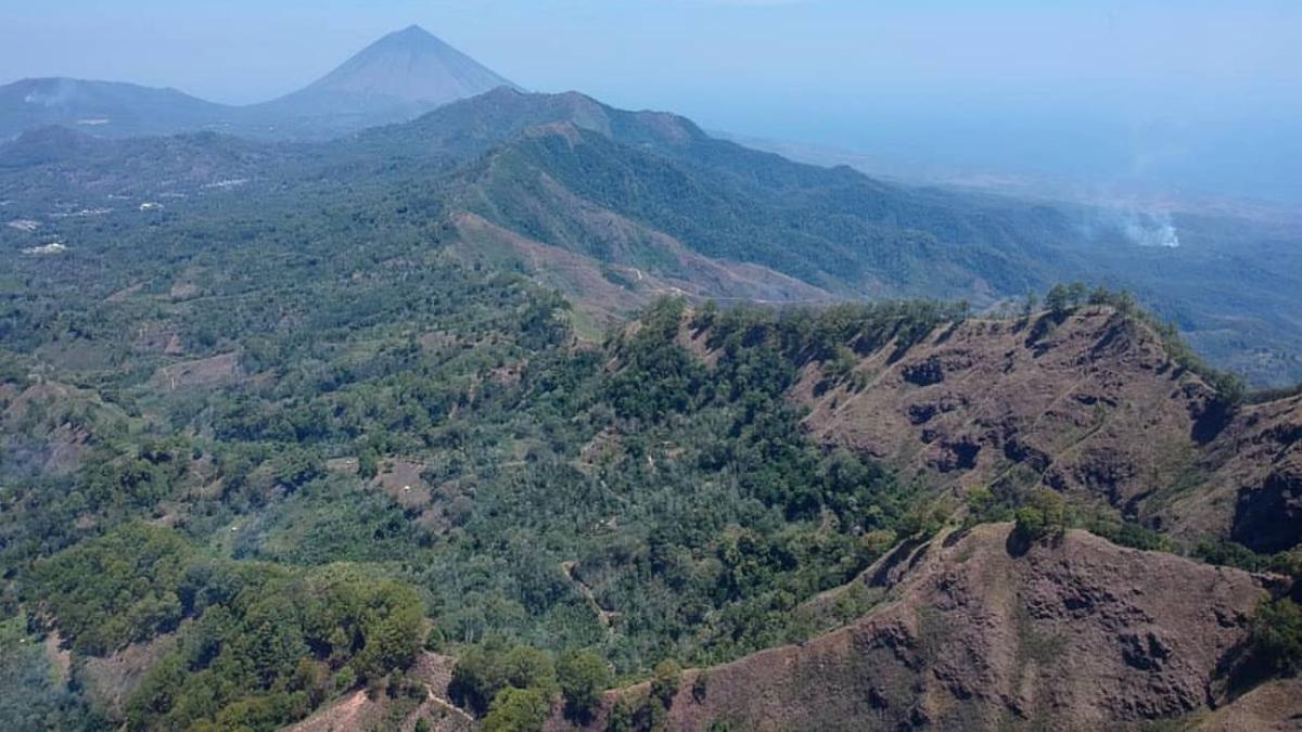 6 Fakta Menarik Gunung Inielika di Flores NTT yang Terkenal Sebagai Sumber Air Panas Meneruda