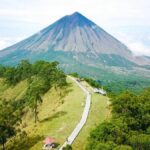 6 Fakta Menarik Gunung Wolobobo di Kota Bajawa NTT yang Berhadapan Langsung dengan Gunung Inerie dan Laut Sawu