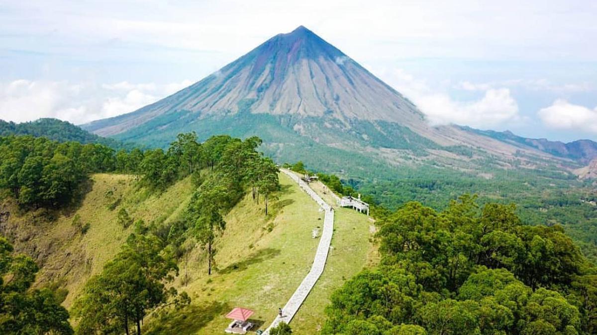 6 Fakta Menarik Gunung Wolobobo di Kota Bajawa NTT yang Berhadapan Langsung dengan Gunung Inerie dan Laut Sawu