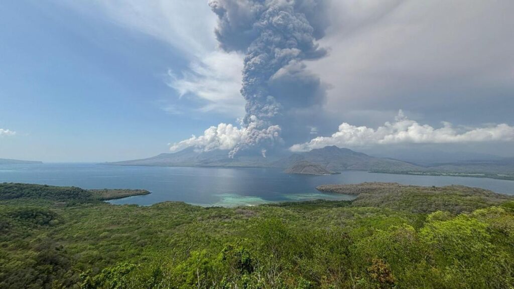 Gunung Lewotobi Laki-Laki Erupsi, Crisis Center Wisatawan Dibuka di Labuan Bajo