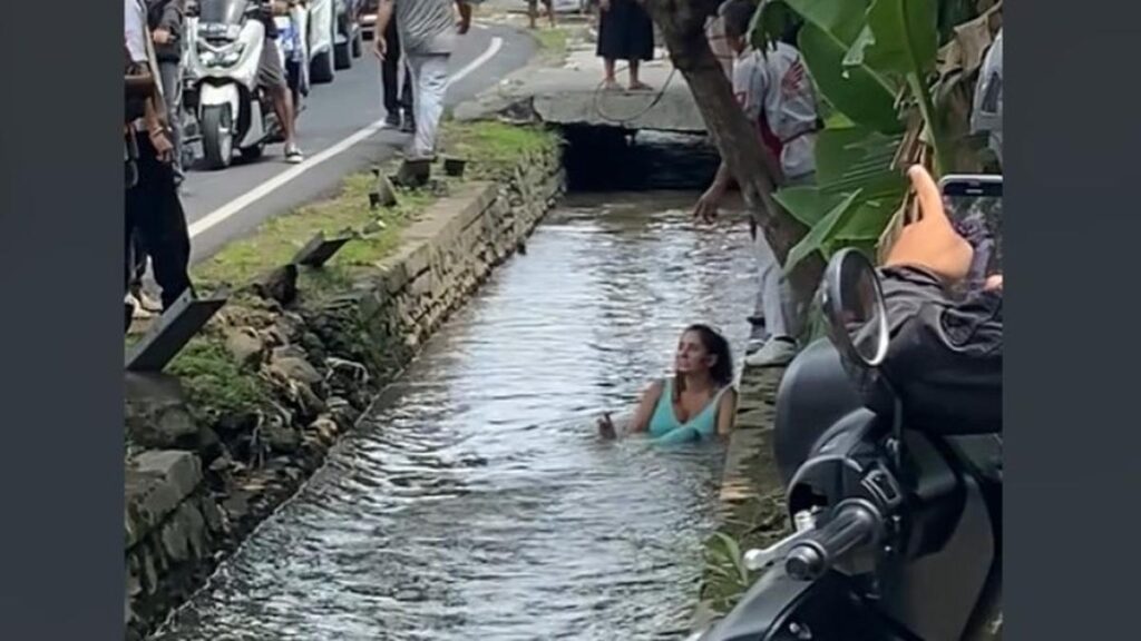 Heboh turis asing wanita yang berendam di selokan di Bali menyebabkan kemacetan