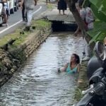 Heboh turis asing wanita yang berendam di selokan di Bali menyebabkan kemacetan