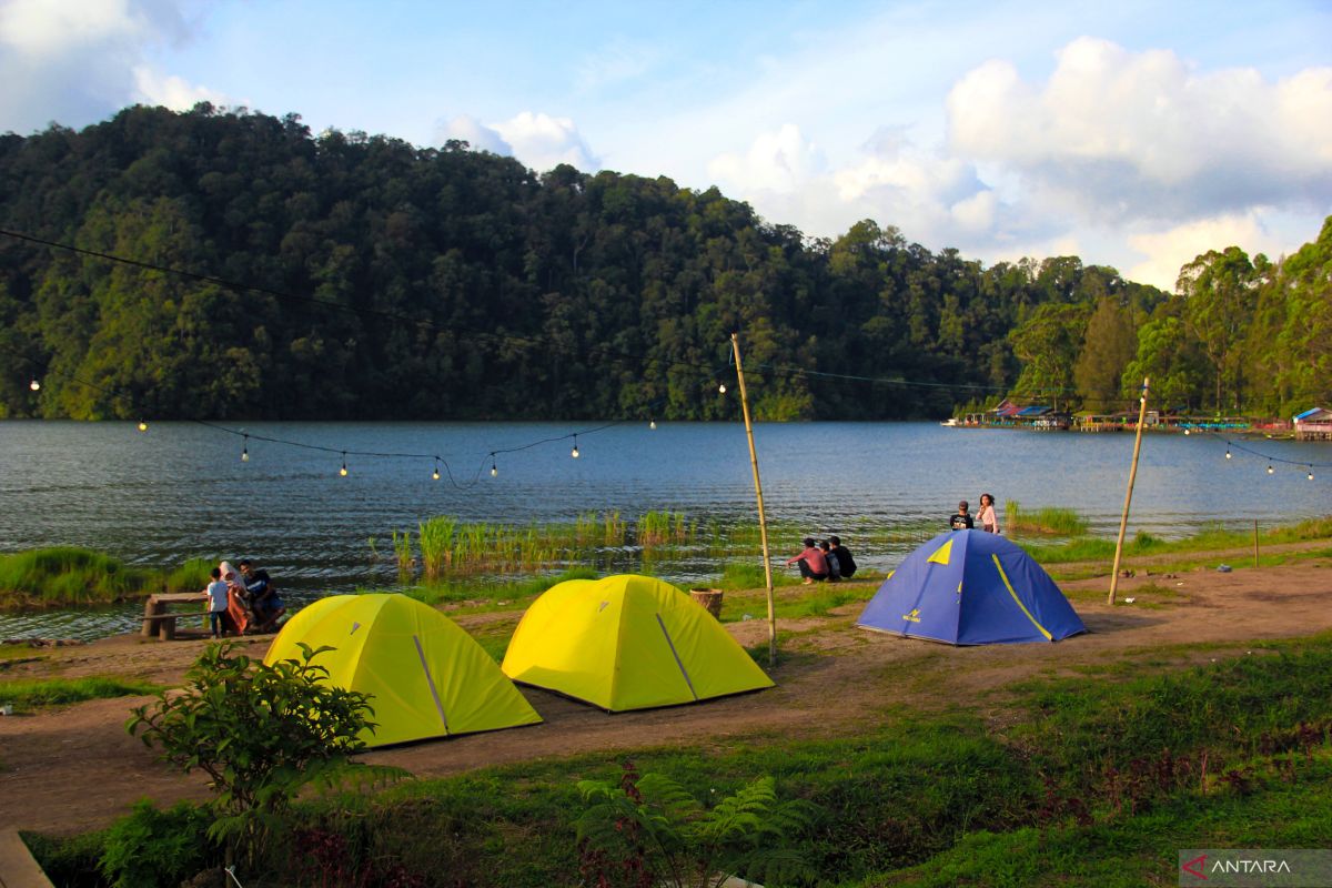 Indahnya Danau Lau Kawar di kaki Gunung Sinabung