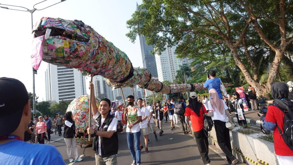 Meningkatkan kesadaran akan bahaya plastik sekali pakai melalui Parade Monster Plastik