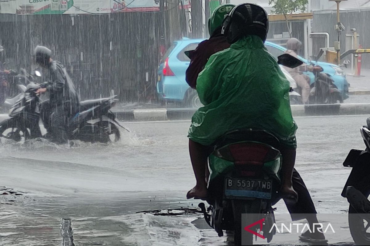 Apa saja yang harus dihindari, saat terjadinya hujan badai dan petir?