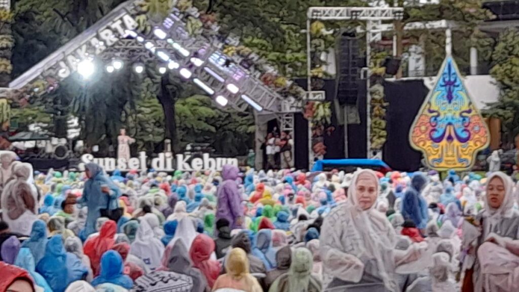 Bersenandung Bersama Dere dan Fiersa Besari di Tengah Hujan Saat Sunset di Taman TMII