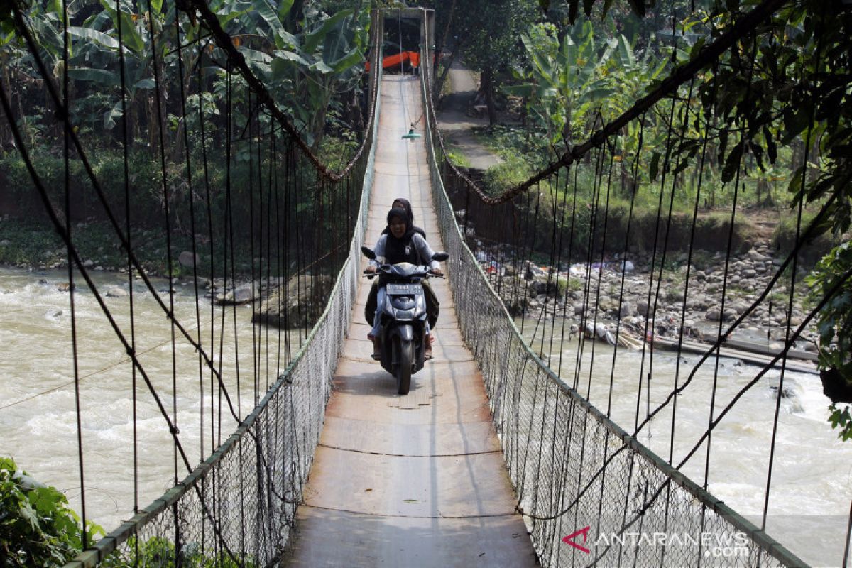 Tips menjaga pandangan tetap optimal saat berkendara motor