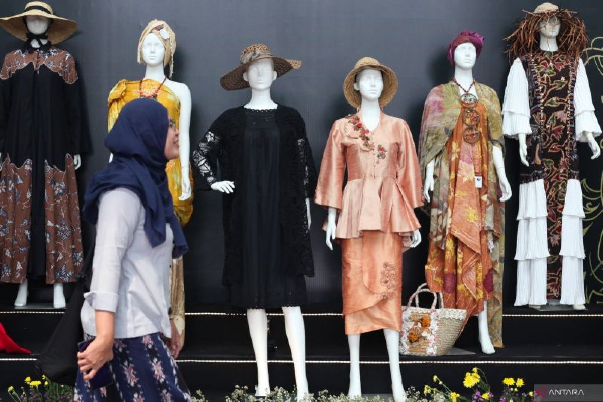 Tren fashion wanita tahun 2025 berdasarkan brand mode dunia