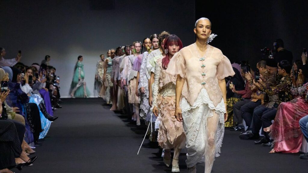 Sorotan 4 Tren Riasan Ramadan 2025, Nadya Hutagalung ke Zsa Zsa Utari berjalan -jalan di Dubai Fashion Week