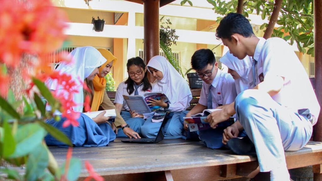 Tantangan ini dihadapi oleh sekolah ketika kebijakan platform pendidikan Google dan Microsoft sering berubah