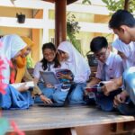 Tantangan ini dihadapi oleh sekolah ketika kebijakan platform pendidikan Google dan Microsoft sering berubah