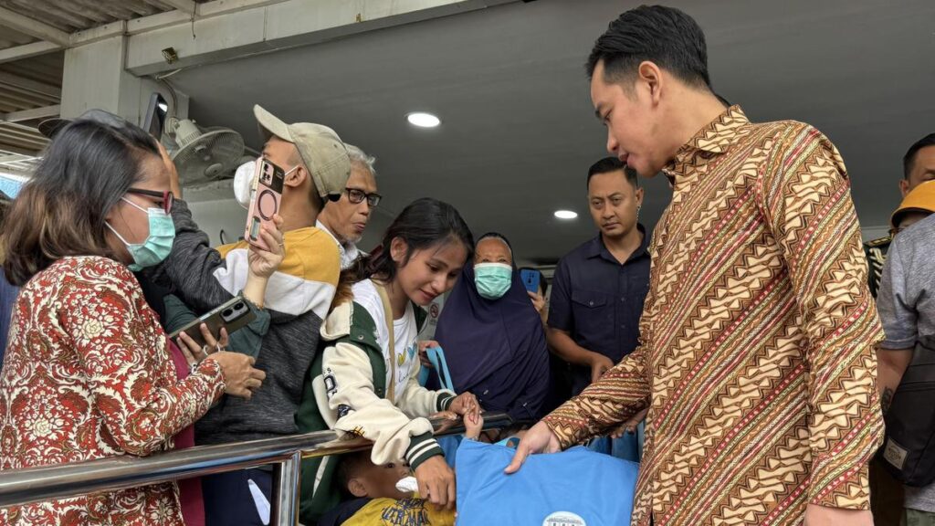 Top 3 Today's News: Tinjau cek kesehatan gratis di Puskesmas, Gibran Rakabuming naik dan turun tangga dan berbagi tas bantuan wakil presiden