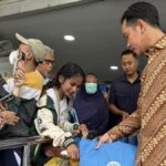 Top 3 Today's News: Tinjau cek kesehatan gratis di Puskesmas, Gibran Rakabuming naik dan turun tangga dan berbagi tas bantuan wakil presiden