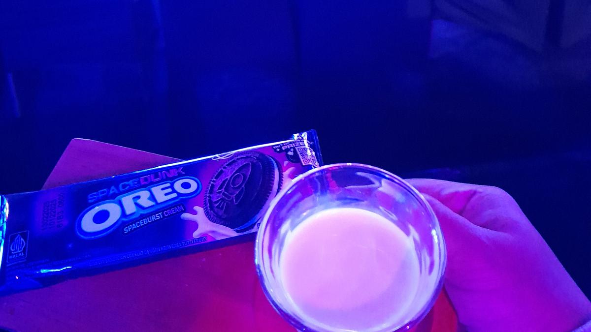 Bintang berburu yang jatuh dalam pembungkus Oreo Edisi Luar Angkasa, hadiahnya adalah perjalanan gratis ke Jepang pada akhir tahun
