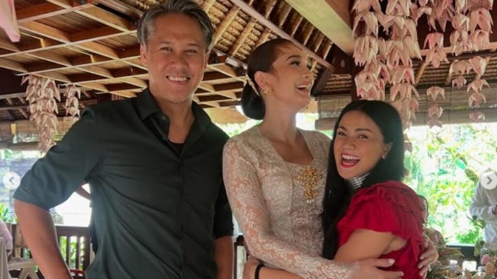 Datang ke acara Siraman Luna Maya, Nirina Zubir mengatakan yang pertama meninggalkan rumah dalam 2 bulan