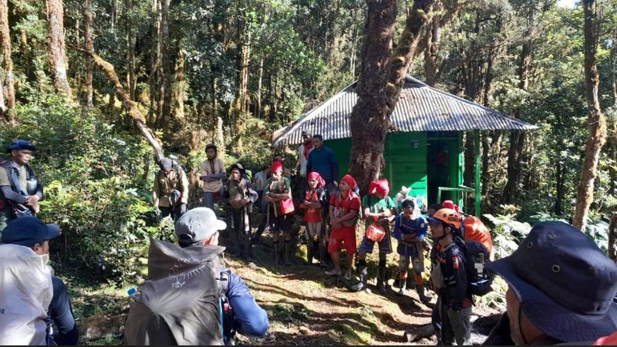 Kemenhut melanjutkan pencarian pendaki yang telah hilang sejak 26 April 2025 di Gunung Binaya, Maluku Tengah