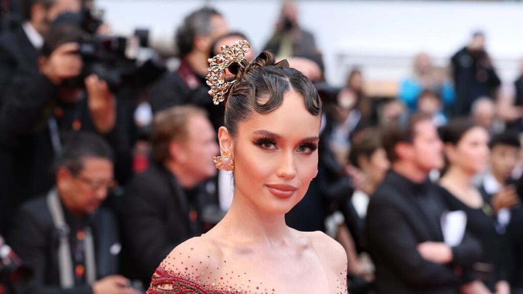 Kenakan kebaya dan kain batik di festival film Cannes 2025, Cinta Laura memancarkan pesona budaya Indonesia