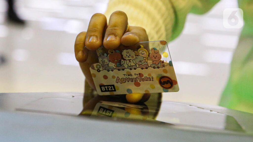 Pengguna KRL dapat mengisi kartu multi trip KRL melalui Gopay, periksa di sini