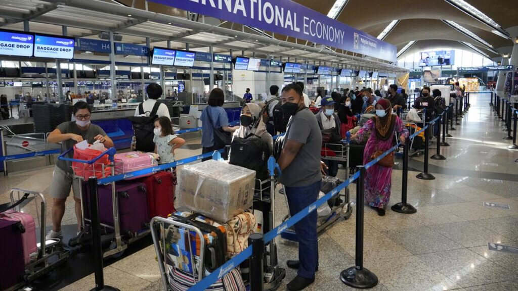 Turis terdampar di bandara karena penerbangan membatalkan dampak konflik India-Pakistan