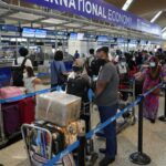 Turis terdampar di bandara karena penerbangan membatalkan dampak konflik India-Pakistan