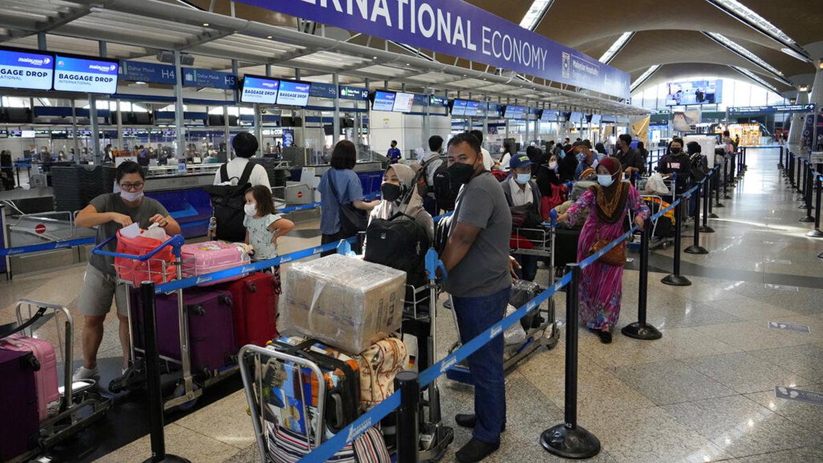 Turis terdampar di bandara karena penerbangan membatalkan dampak konflik India-Pakistan