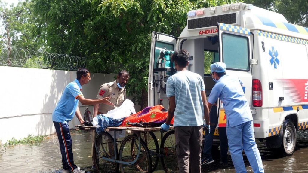 Banyak keluarga penumpang udara India menunggu dengan cemas di Rumah Sakit Ahmedabad