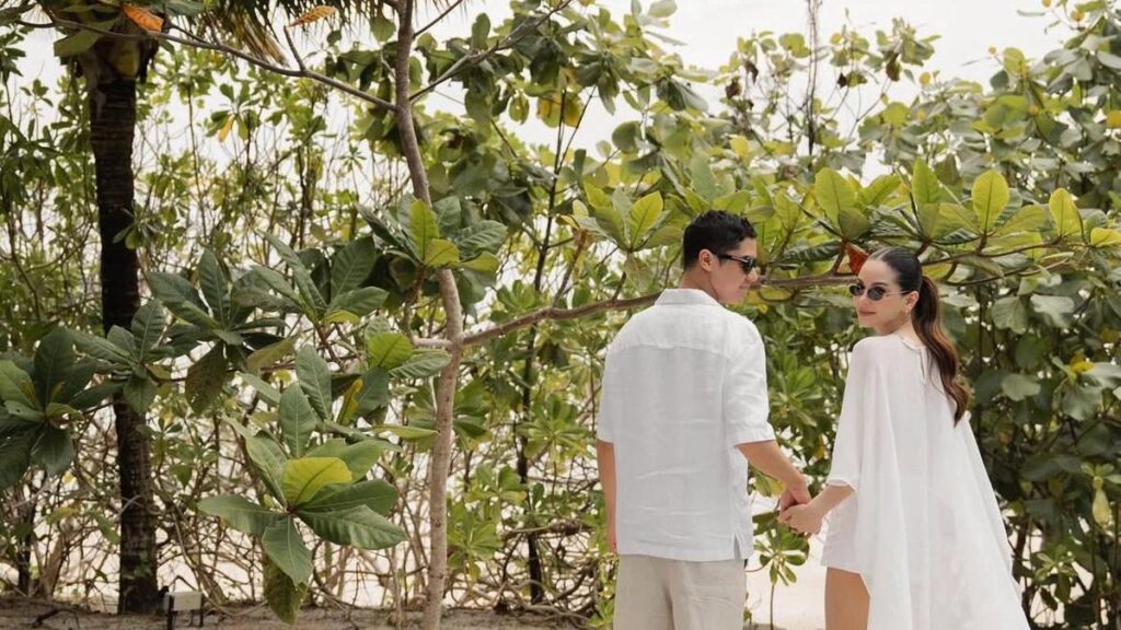Gaya kasual sesi prewedding Alyssa Daguise dan Al Ghazali sambil menunjukkan keindahan pantai di Belitung