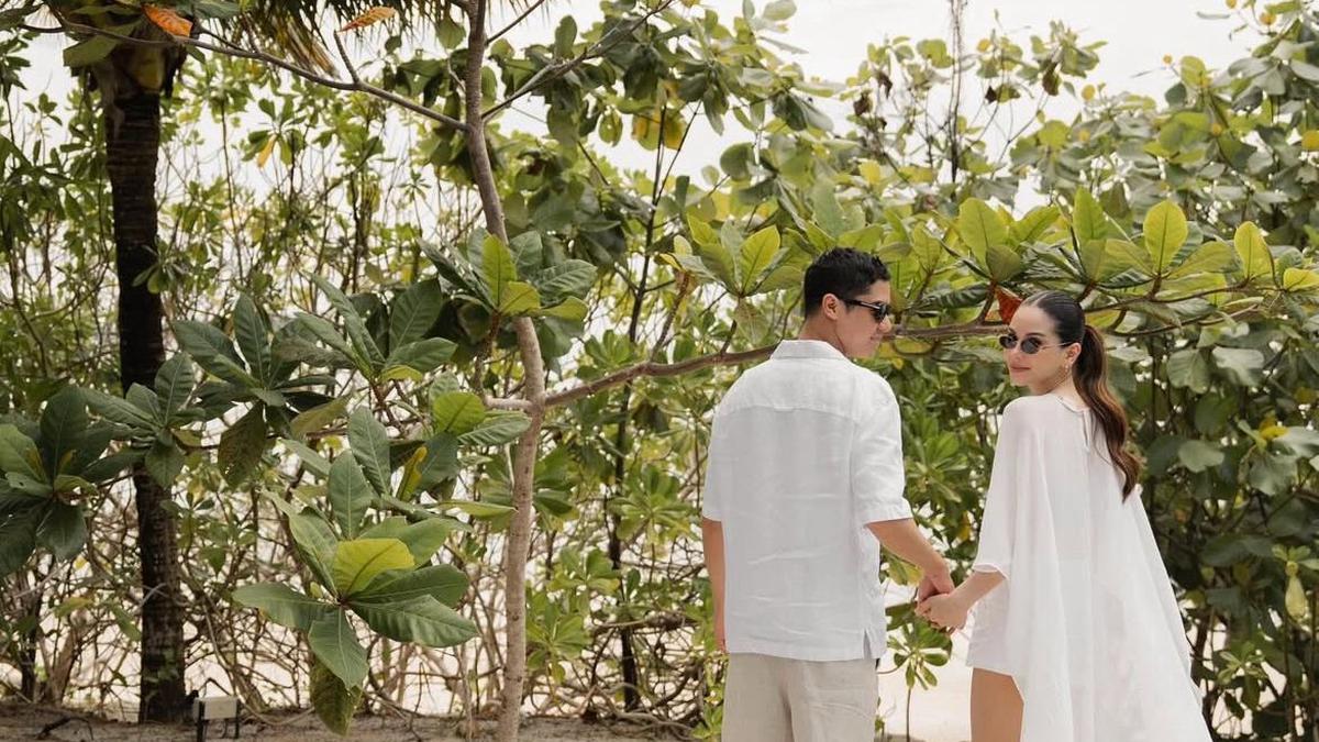Gaya kasual sesi prewedding Alyssa Daguise dan Al Ghazali sambil menunjukkan keindahan pantai di Belitung