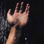 Jatuh di kamar mandi bisa berakibat fatal? Ini penjelasannya