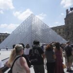 Pengunjung antri untuk masuk, Museum Louvre mengungkapkan alasan tiba -tiba tanpa pemberitahuan