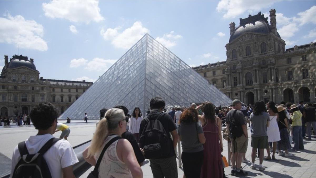 Pengunjung antri untuk masuk, Museum Louvre mengungkapkan alasan tiba -tiba tanpa pemberitahuan