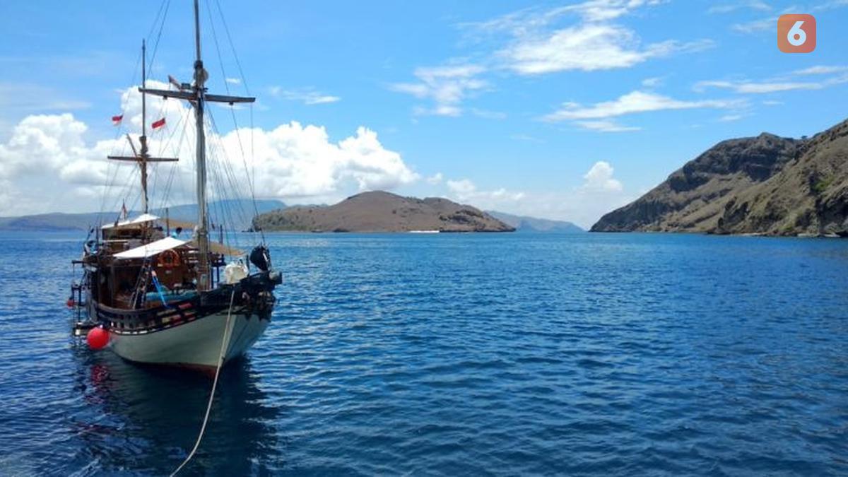 Perahu wisata terbalik di Taman Nasional Komodo, 2 wisatawan asing yang terluka