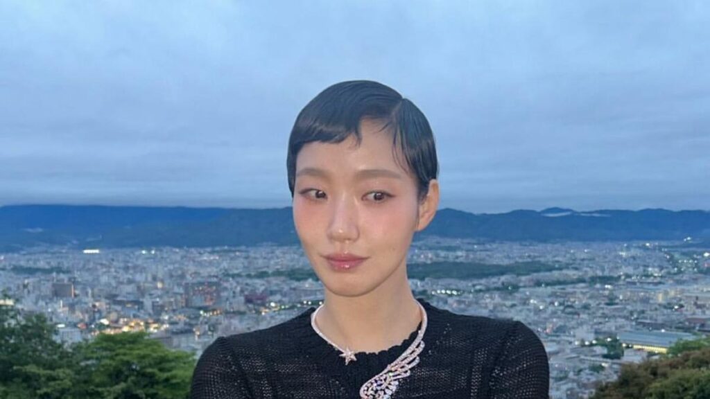 Pesona Kim Go Eun dengan rambut pendek mencuri perhatian selama sesi pemotretan Chanel