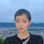 Pesona Kim Go Eun dengan rambut pendek mencuri perhatian selama sesi pemotretan Chanel