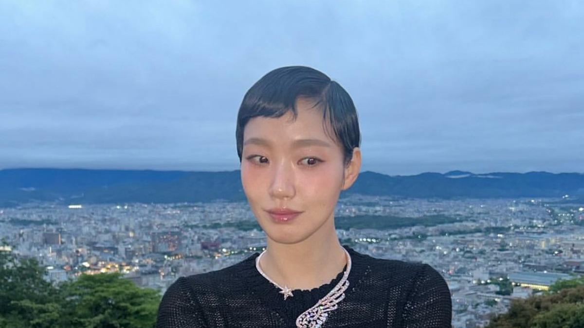 Pesona Kim Go Eun dengan rambut pendek mencuri perhatian selama sesi pemotretan Chanel