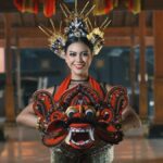 Pesona Putri Indonesia Firsta Yufi Amarta Putri menari dan menyanyikan akun Account AYO di tahap Miss Supranational 2025