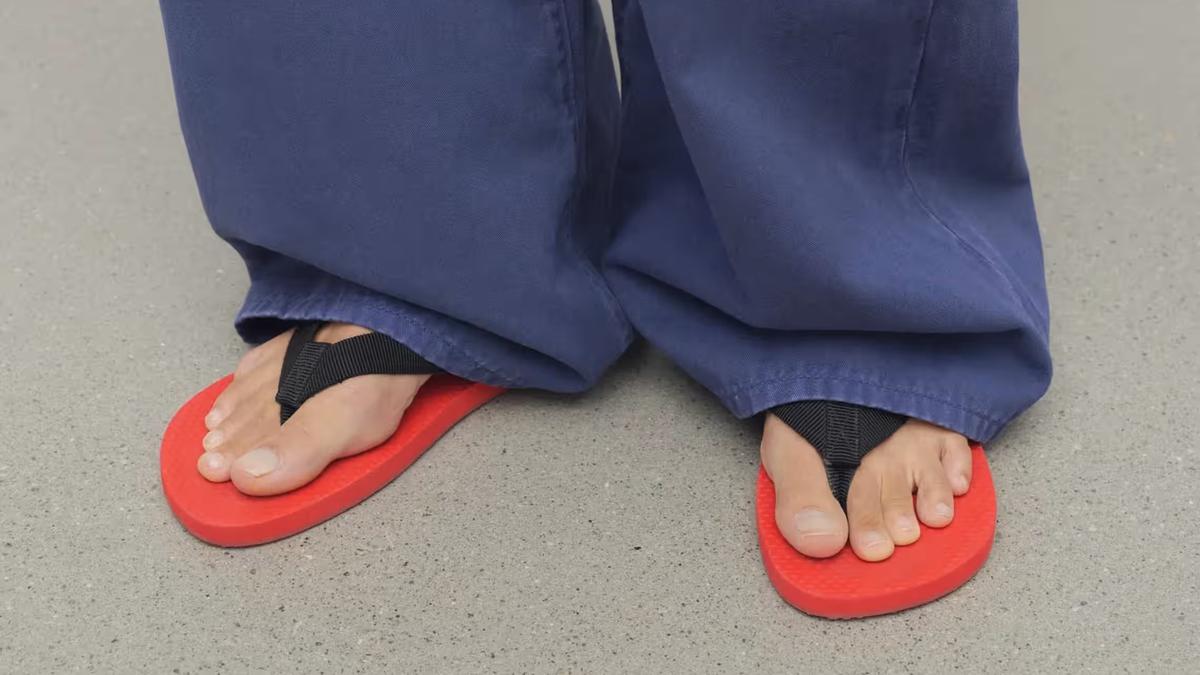 Saat flip -flop menjadi sumber garis mode mewah yang tidak terduga