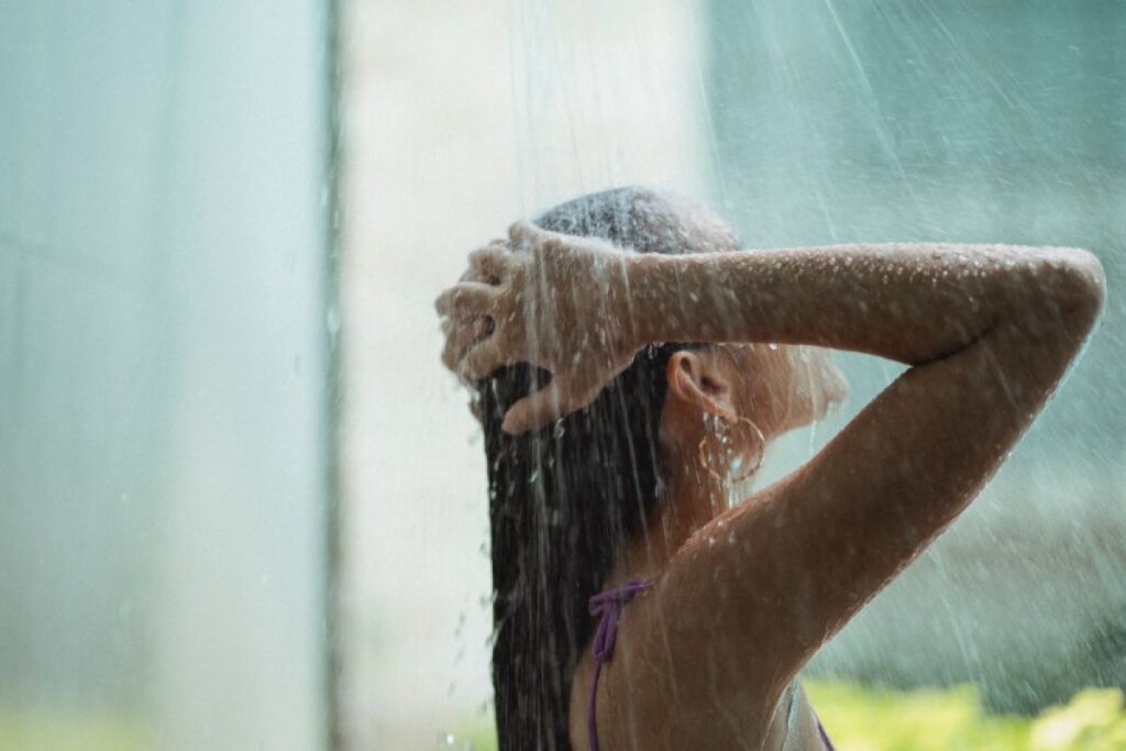 Benarkah siram kepala lebih dulu saat mandi berisiko? Ini faktanya