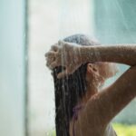 Benarkah siram kepala lebih dulu saat mandi berisiko? Ini faktanya